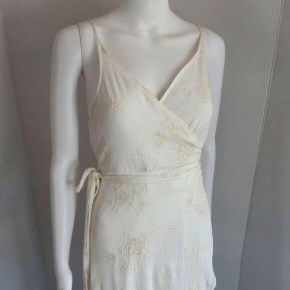 CHELSEA & VIOLET Embroidered Ivory Floral Wrap Hi-low Dress Sz. Large - Picture 4 of 12